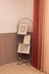 Varme og farverige kunstplakater på magasinholder