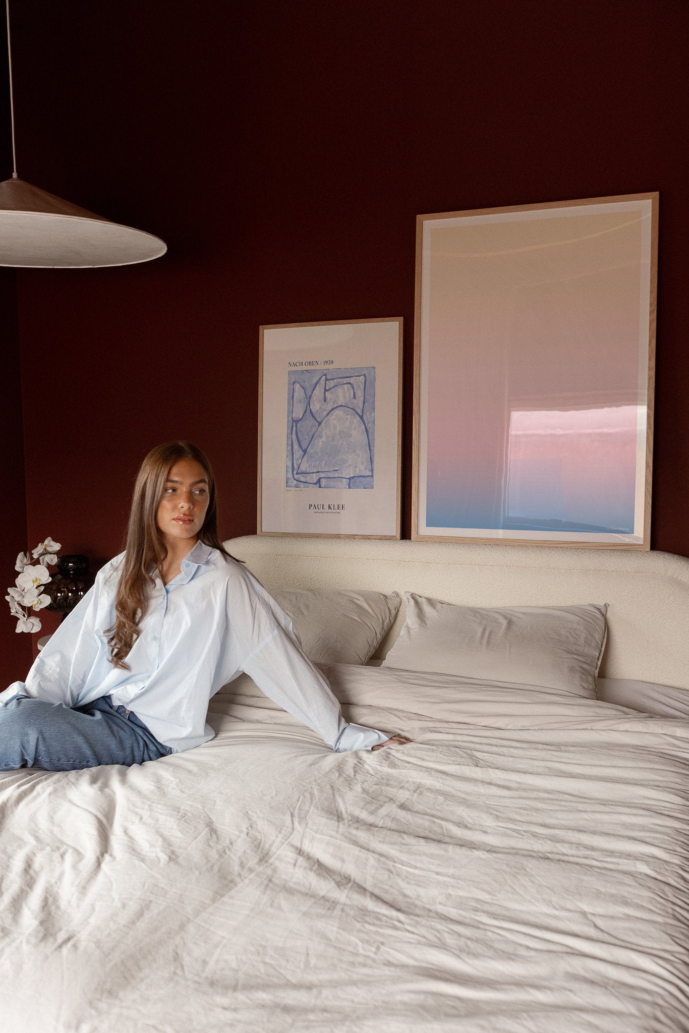 Pastelfarvede kunstplakater på sengegavl